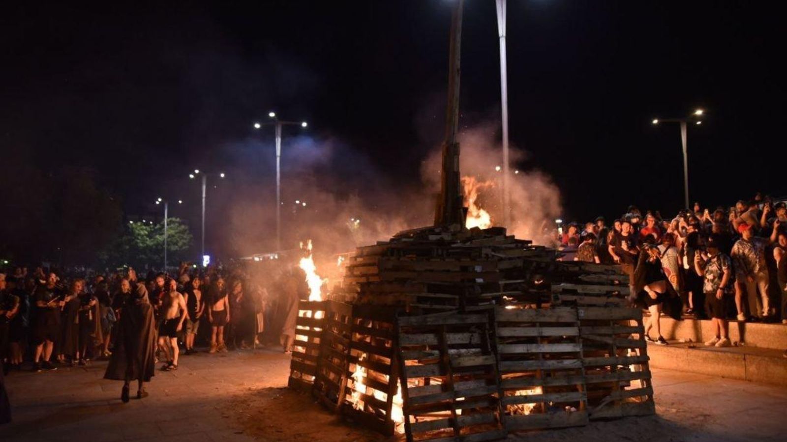 O Berbés lleno acogió la hoguera y la fiesta del solsticio del Casco Vello.
