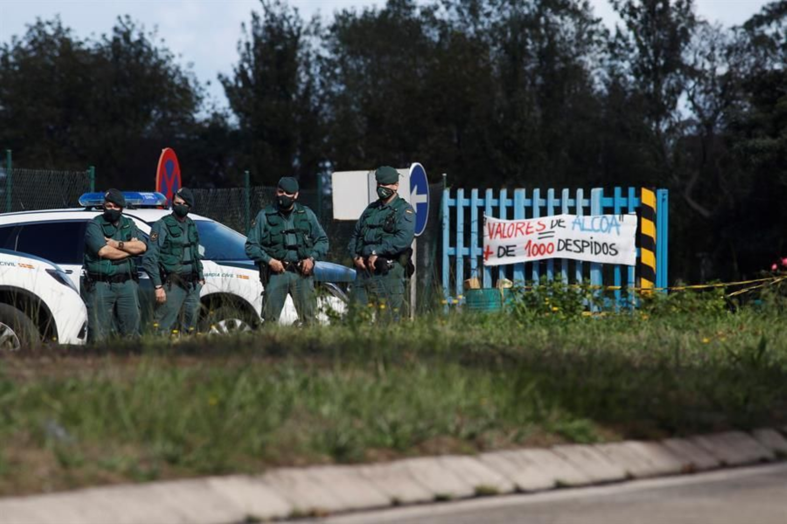 Agentes de la guardia Civil a las puertas de la fábrica de la empresa Alcoa en la comarca lucense de A Mariña