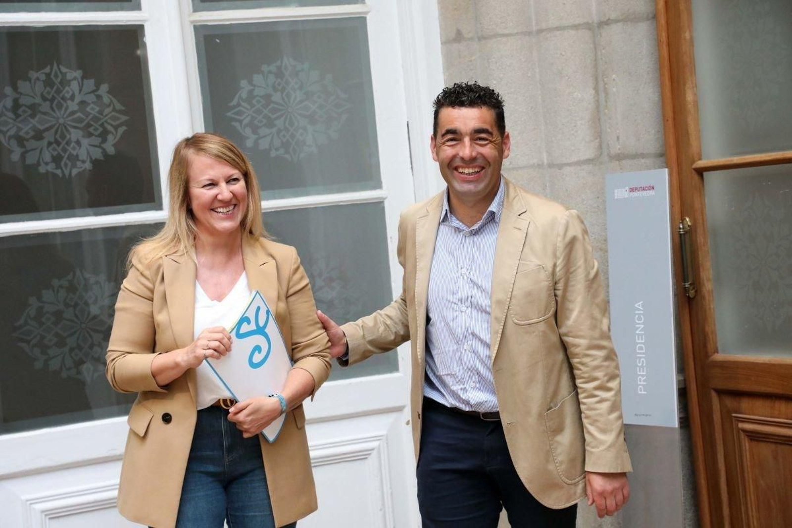 Loli Castiñeira y Luis López, ayer en la sede de la Diputación de Pontevedra.