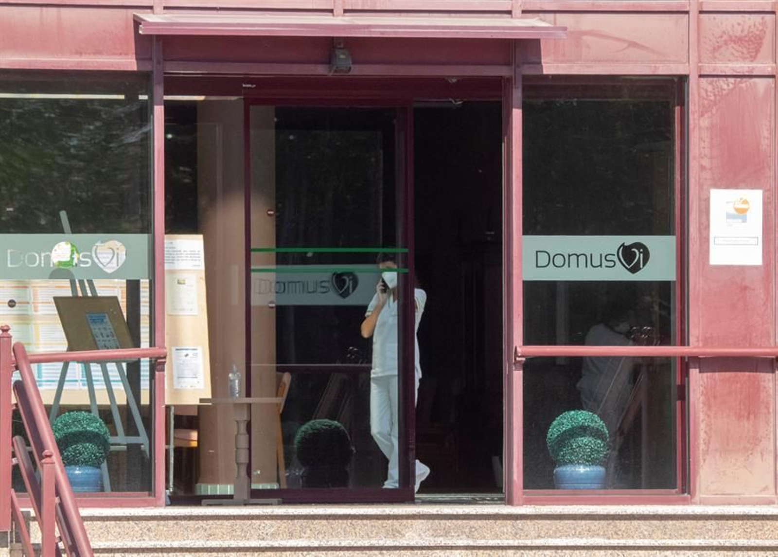 Una empleada conversa por teléfono en el interior de la residencia DomusVi de Outeiro de Rei (Lugo)