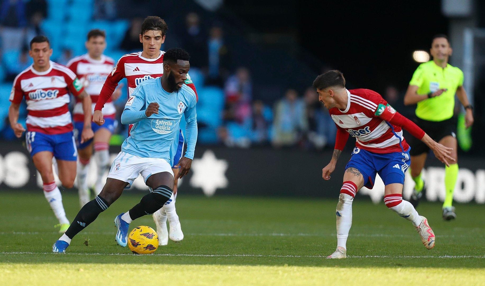 Bamba, ante dos rivales.