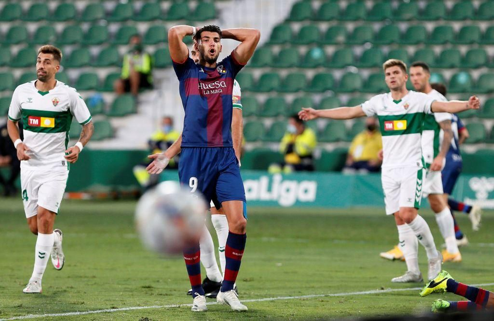 Rafa Mir se lamenta en el partido.