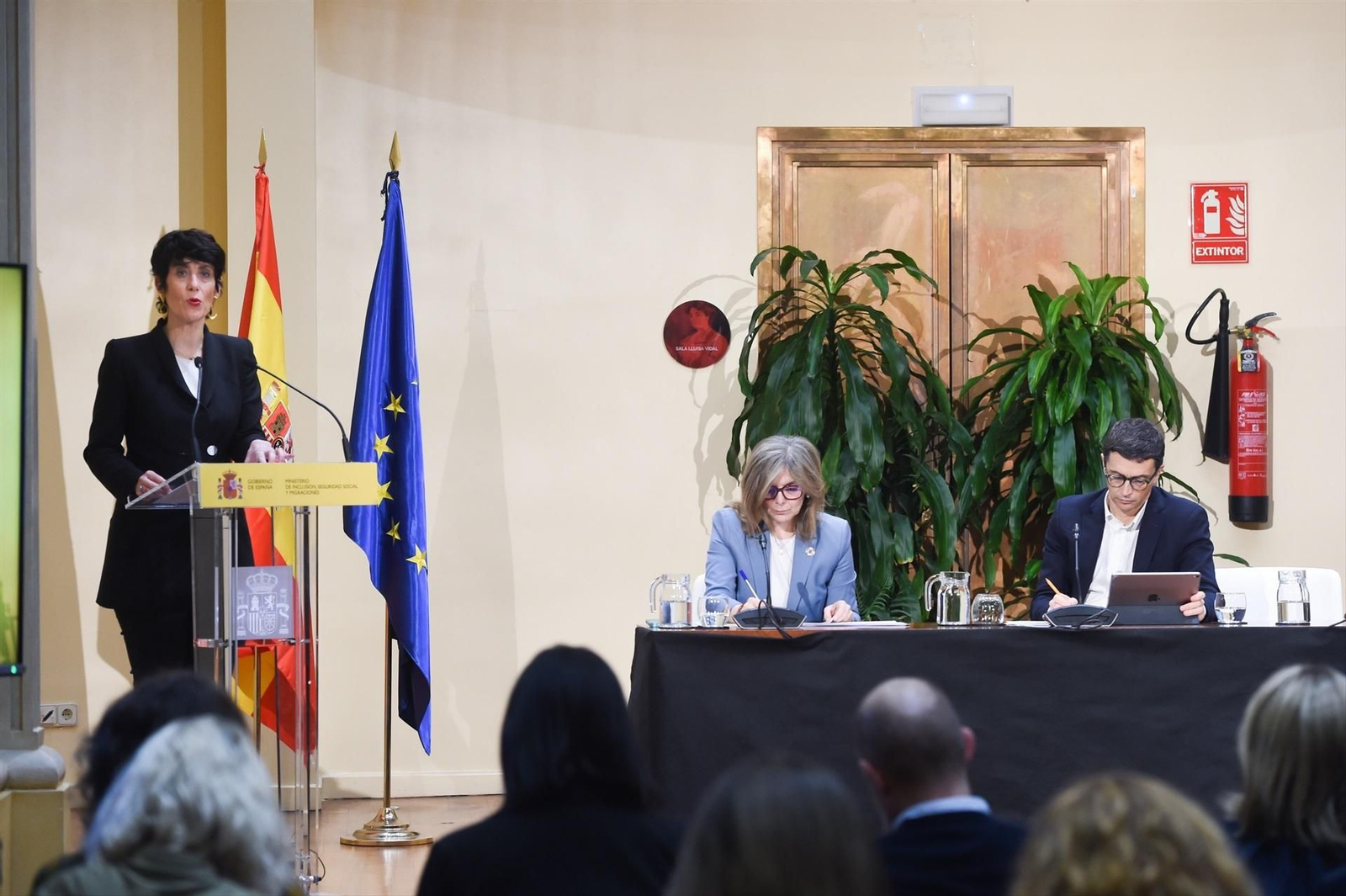 La ministra de Inclusión, Seguridad Social y Migraciones, Elma Saiz, la secretaria de Estado de Migraciones, Pilar Cancela, y el secretario de Estado de Seguridad Social, Borja Suárez, durante una rueda de prensa, en el Ministerio de Inclusión, Seguridad Social y Migraciones.