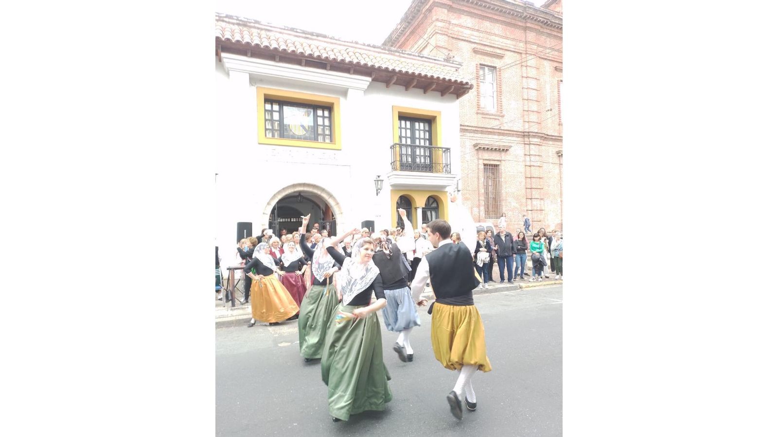 Ball de bot frente al edificio del Centro Balear Santa Fe