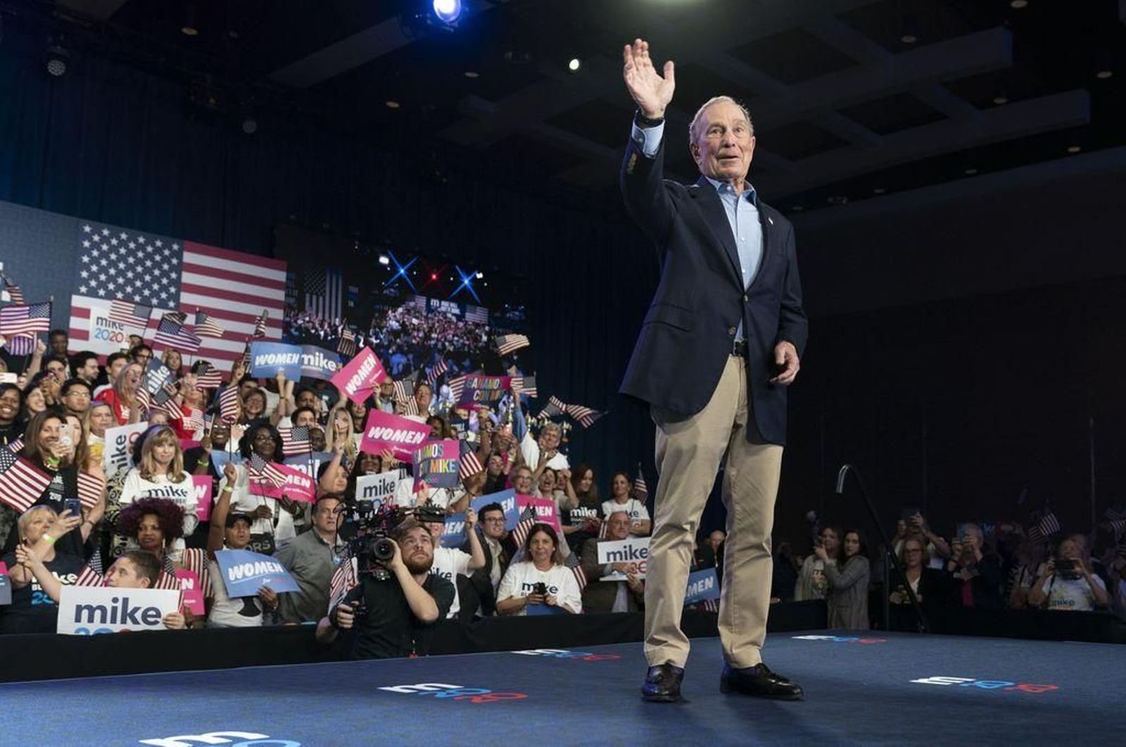 Michael Bloomberg se retira de la lucha después de haber gastado casi 450 millones de euros.