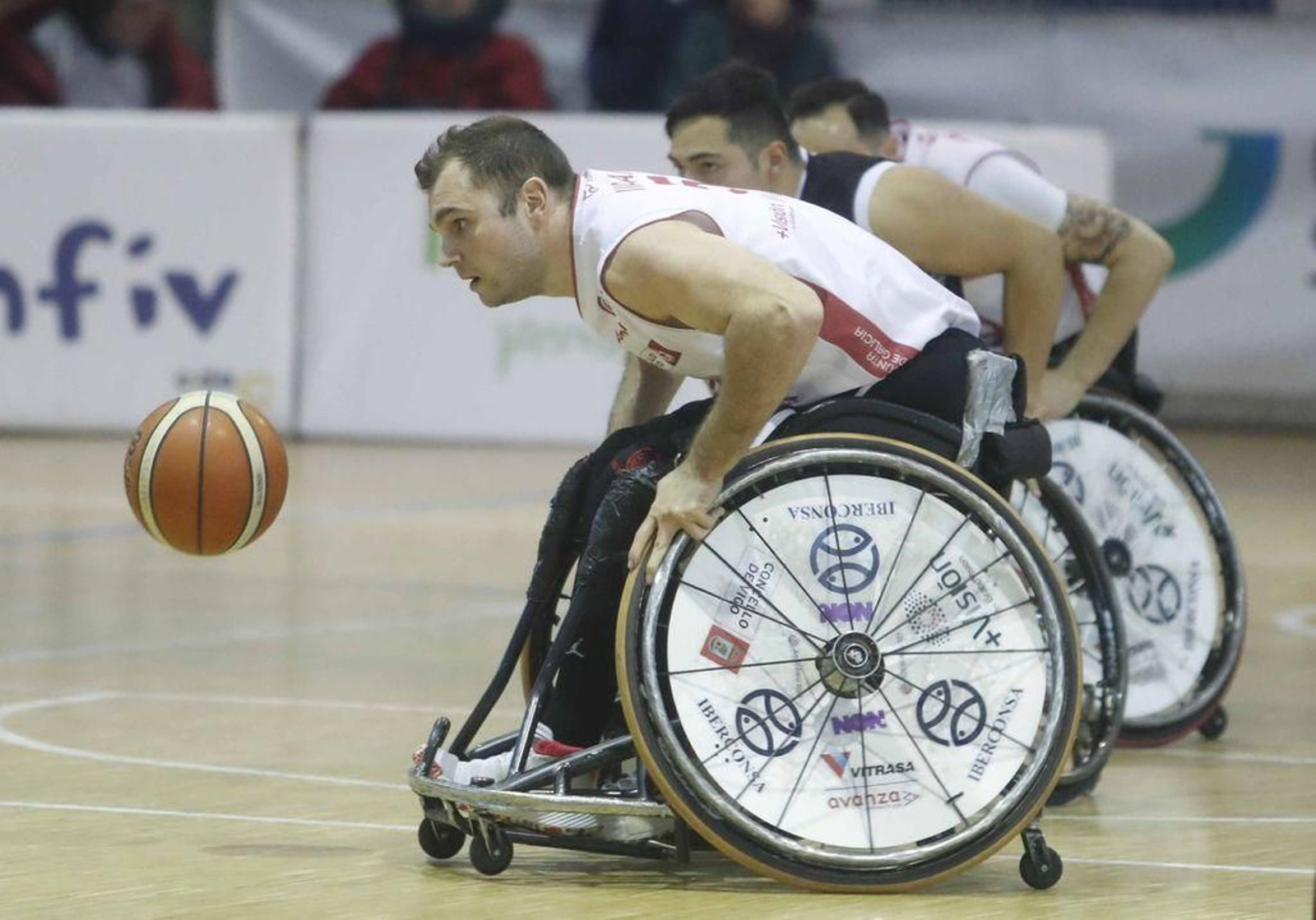 Agustín Alejos conduce el balón en el último partido del Amfiv.