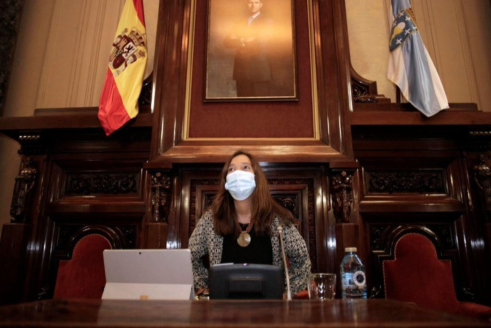 La alcaldesa de A Coruña, Inés Rey, durante el pleno de ayer.