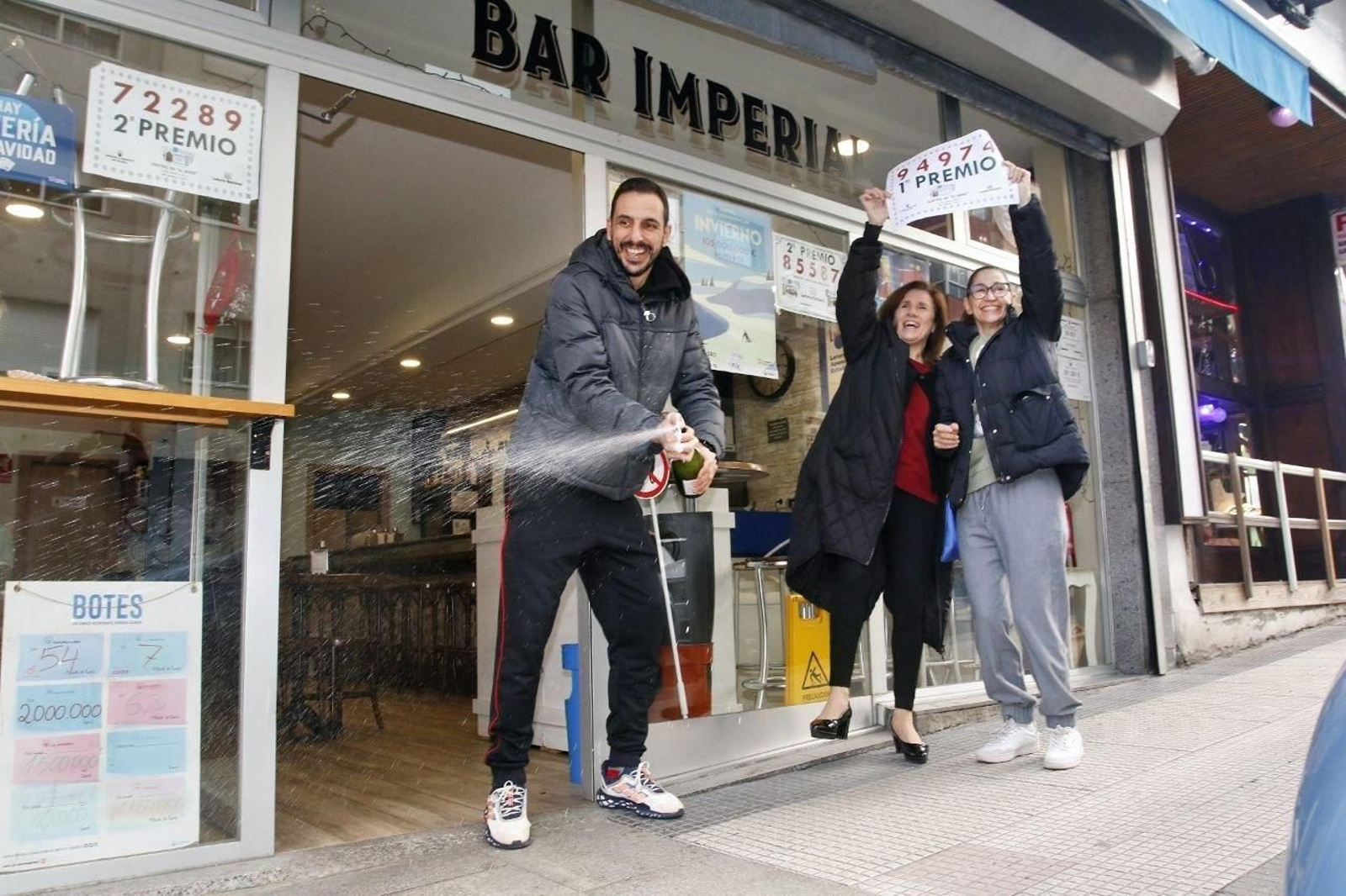 Los gerentes del Bar Imperial celebran el éxito con champán.