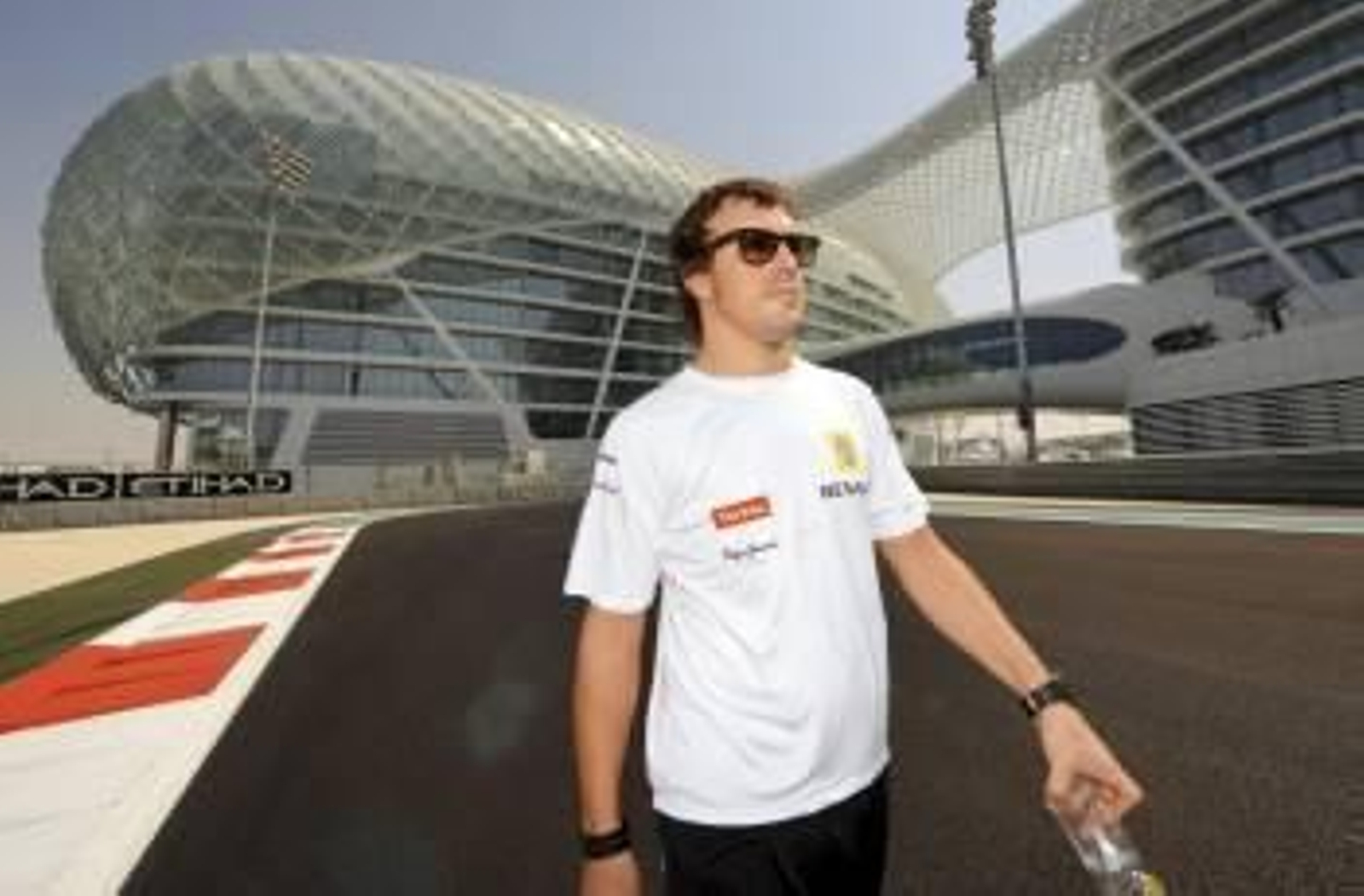 El piloto asturiano Fernando Alonso, en el circuito Yas Marina. (Foto: Peter Steffen)