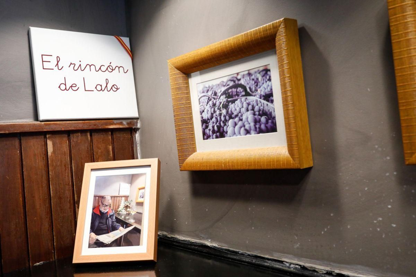 La esquina dedicada a Lalo en “Las Barricas”, con un cartel y varias fotos del protagonista.