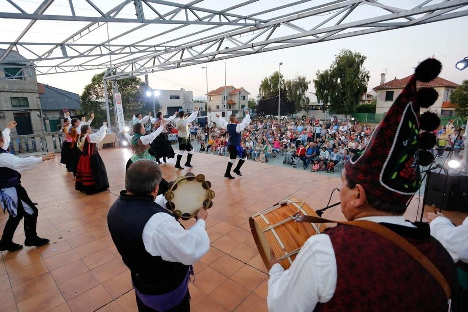 El folklore de Panamá sorprendió a los vecinos de San Andrés de Comesaña con la actuación de Raíces Santeñas que abrió ayer el Festival Folclórico.