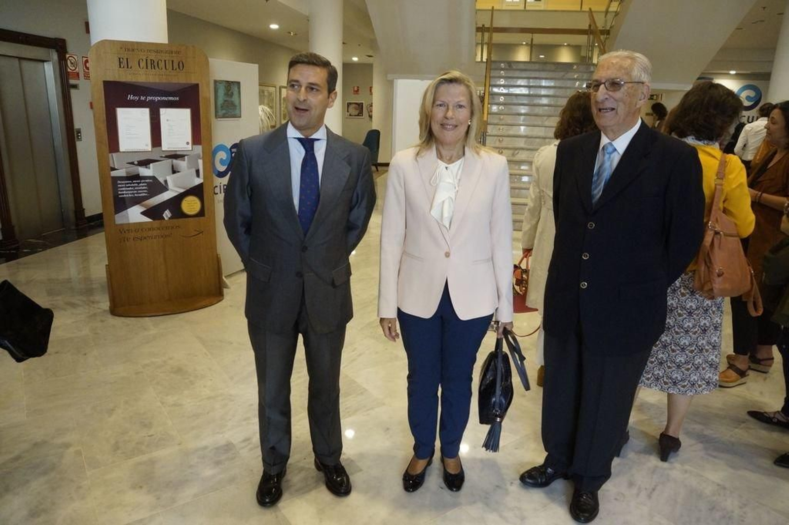 Homenaje  judicial a la secretaria del decano