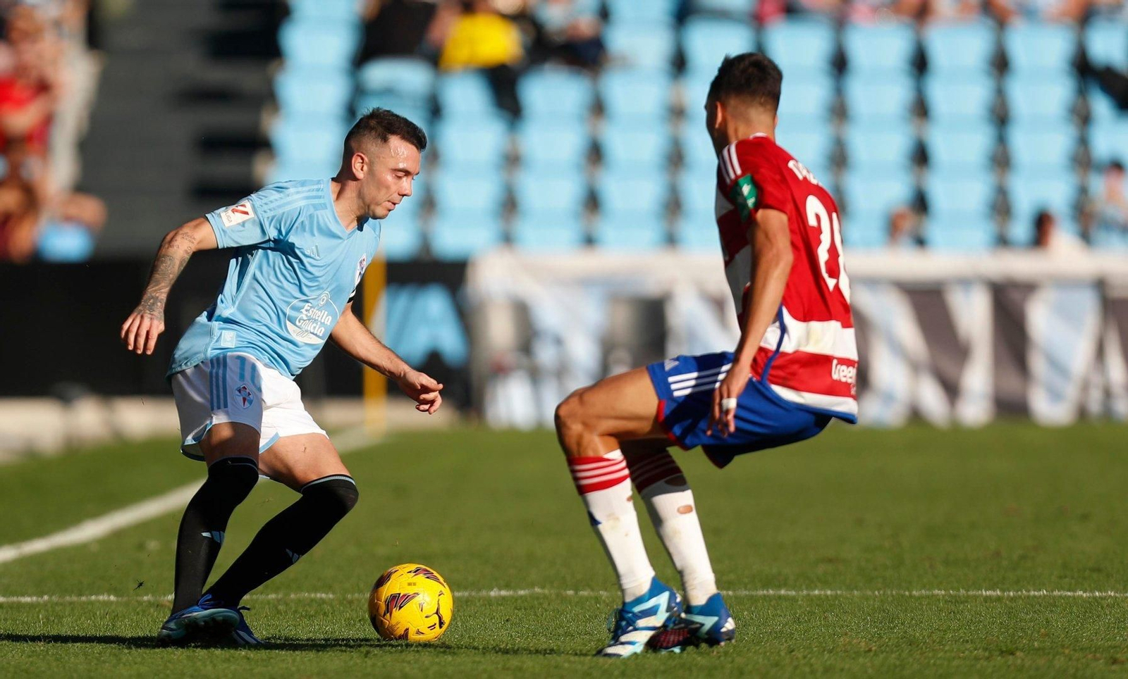 Aspas dribla a un futbolista del Granada.