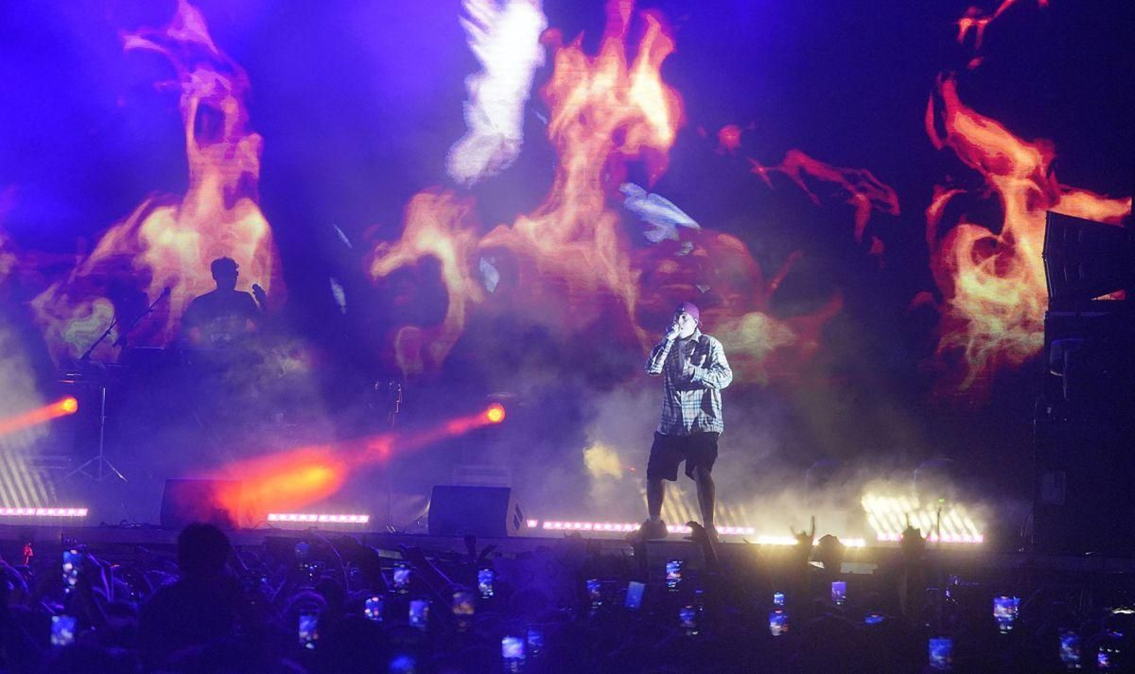 Duki sobre el escenario del muelle de Trasatlánticos de Vigo