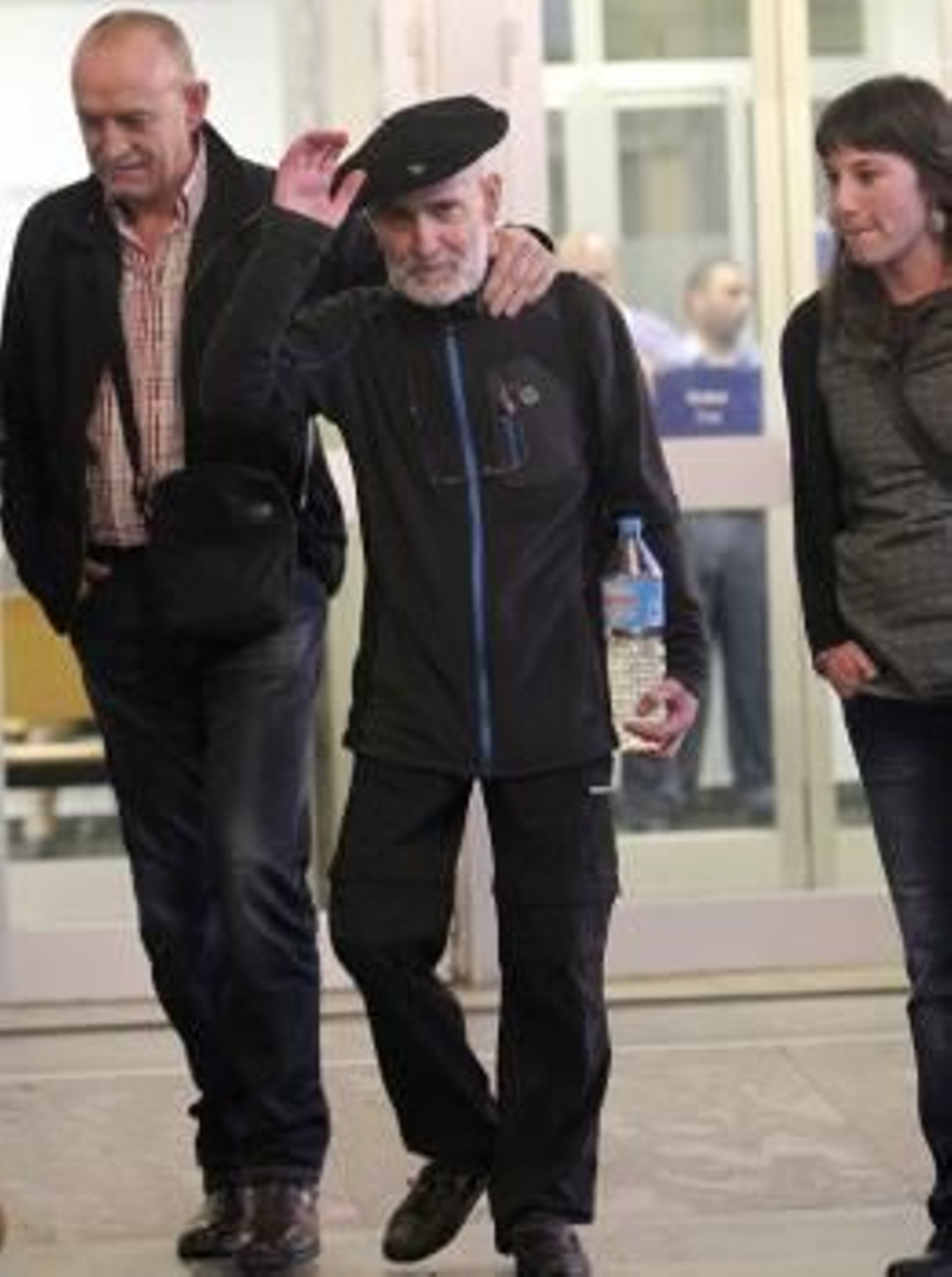 Bolinaga, muy delgado, salió por su propio pie del Hospital Donostia acompañado por su hermano