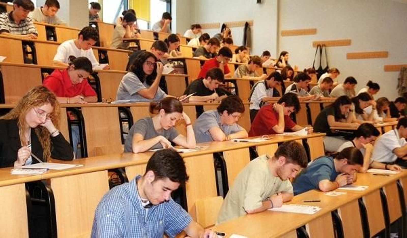 Estudiantes  ourensanos realizando las pruebas de Selectividad. (Foto: Archivo)