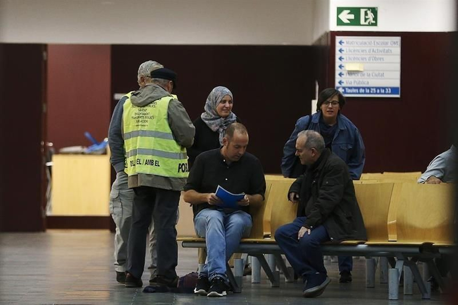Los concejales del Ayuntamiento de Badalona atienden a los ciudadanos en el interior del recinto