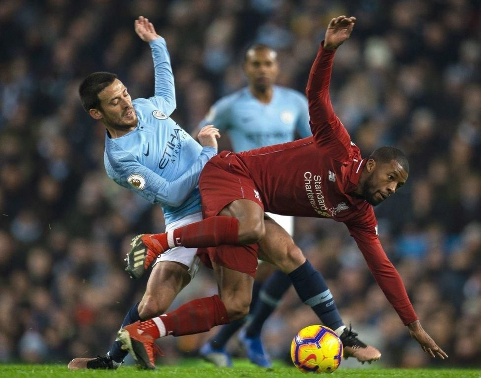 David Silva lucha por la pelota con Georginio Wijnaldum.