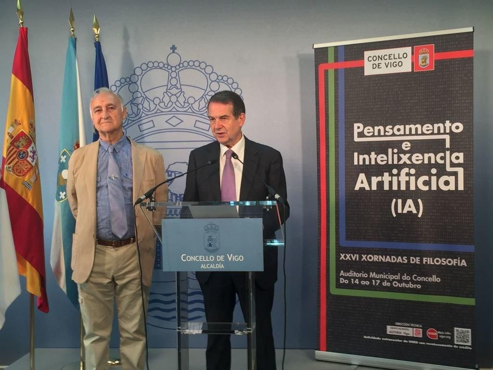 Avelino Muleiro, del Grupo Aletheia, que organiza las jornadas, con Abel Caballero.