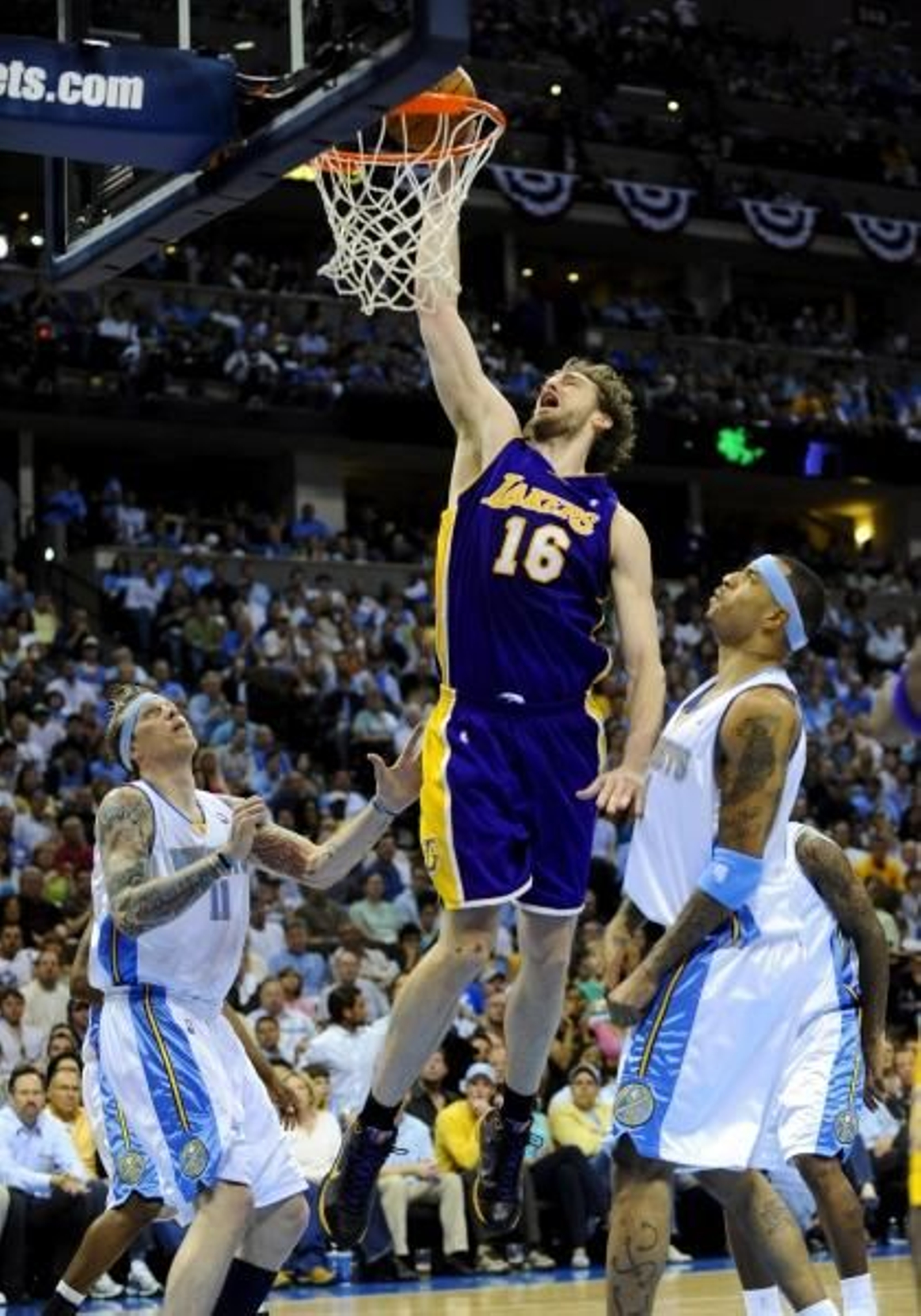Pau Gasol durante el partido. (Foto: Larry W. Smith)
