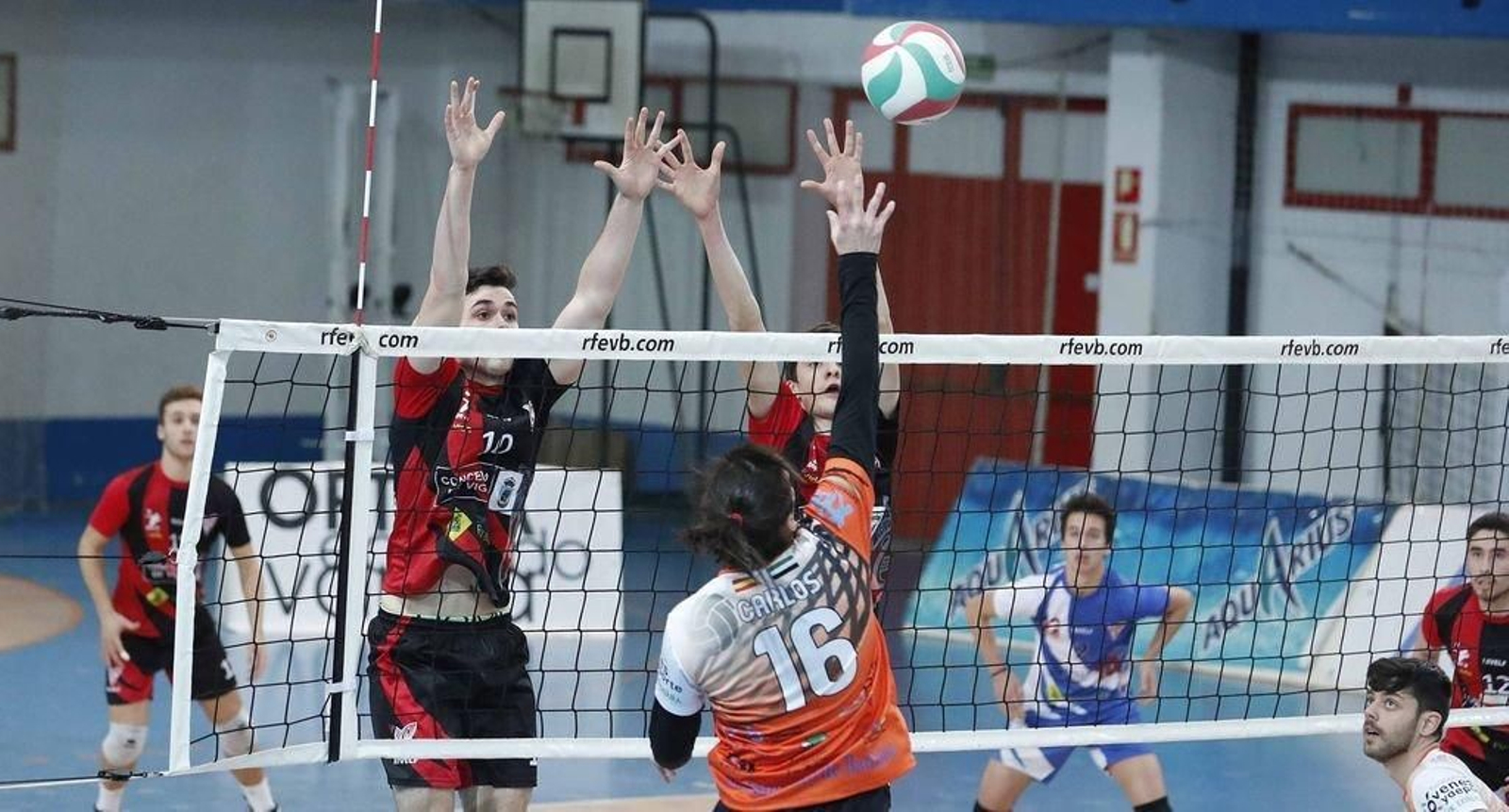 El Club Vigo arrolló en el primer set y se llevó también los otros dos parciales, en los que el Badajoz opuso mayor resistencia.