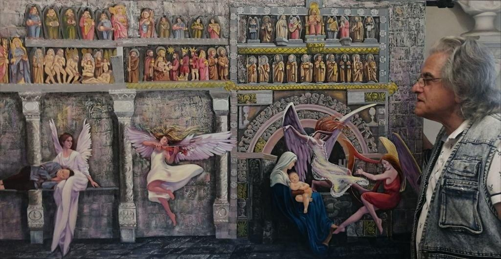 Xavier Lemos, con el primer cuadro de la serie de Agolada ya finalizado en su taller, donde aparece el mausoleo de Lope de Ventosa, atribuida a la escuela del Mestre Mateo.