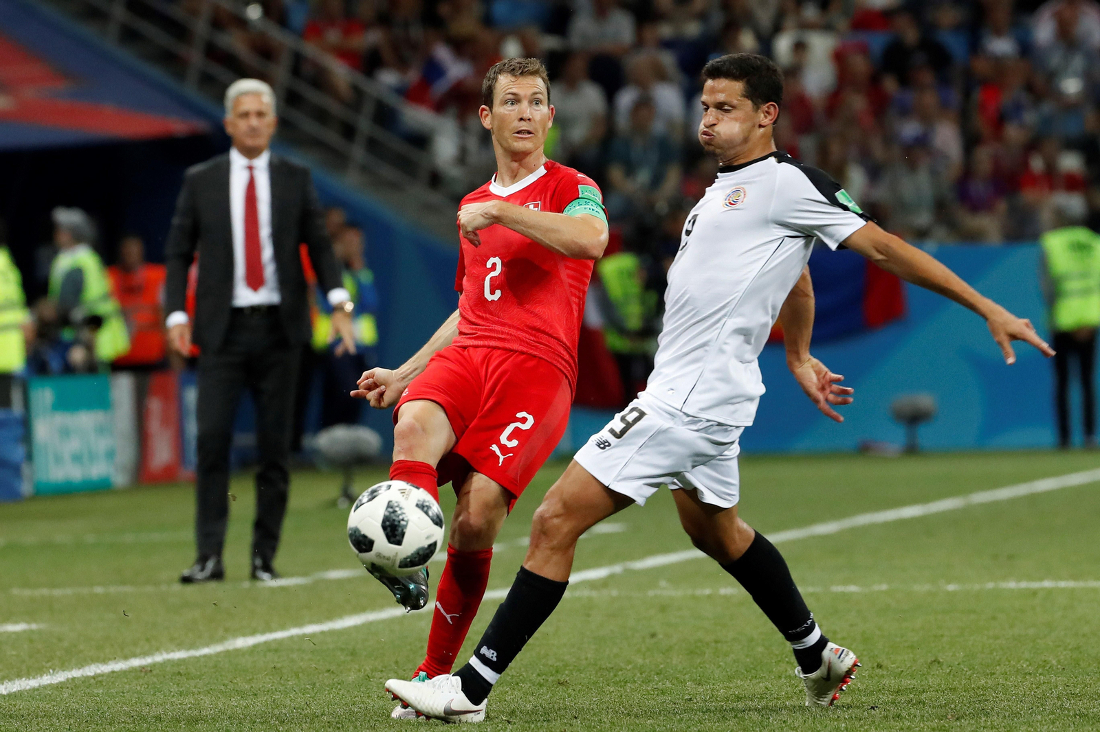 Lichtsteiner y Colindres, en una jugada del enfrentamiento de ayer.