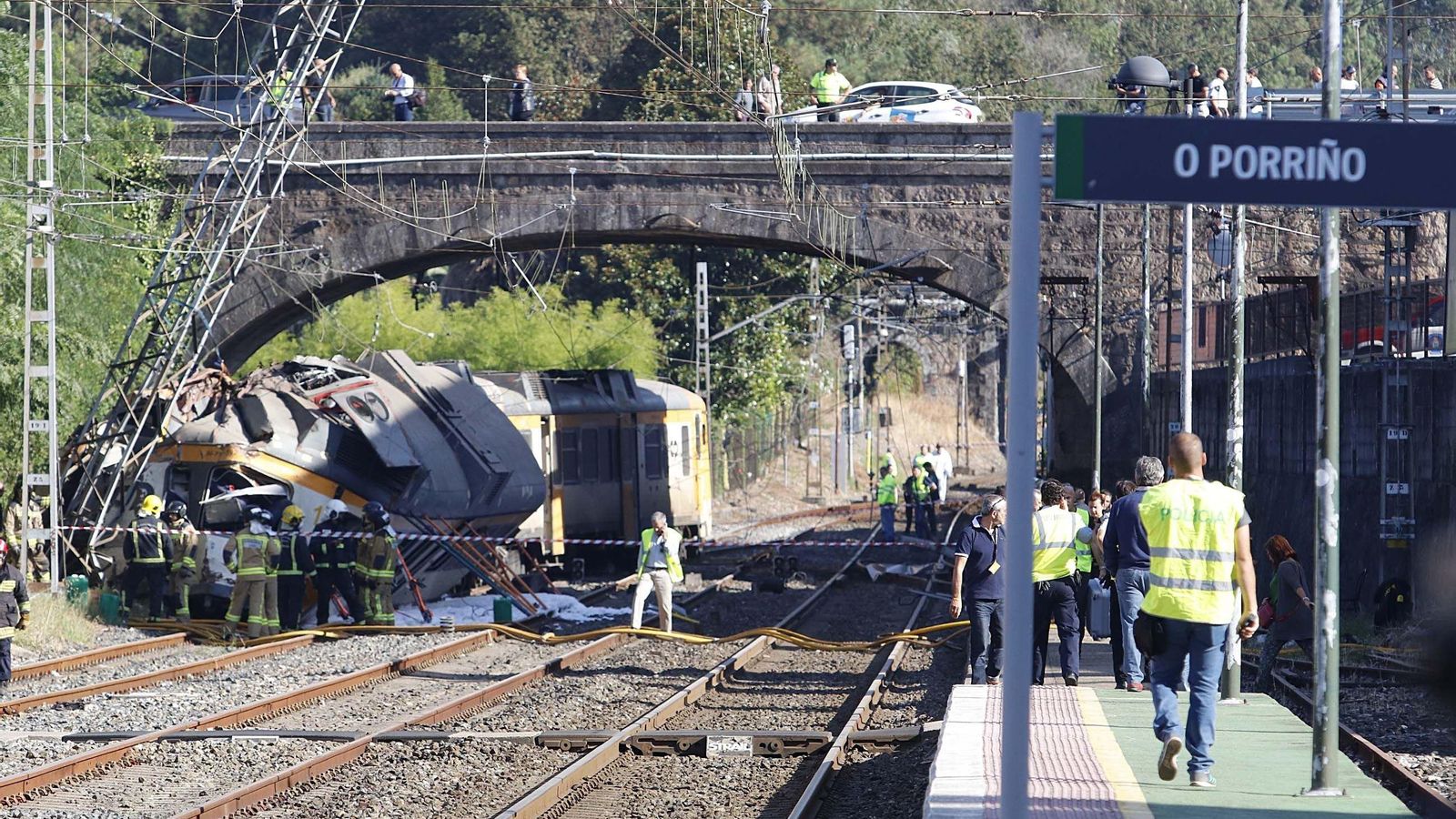 nnn  La investigación de las causas del accidente del tren Celta se han retrasado más de lo esperado. Una situación que según los integrantes de la comisión que ayer estuvo en Porriño se debe a que hubo necesidad de coordinarse con las autoridades portuguesas y se encontraron con numerosos problemas y  dificultades a la hora de localizar a todas las personas que iban en el tren el día del accidente para poder tomarles declaración.  La comisión cuenta con tener este mes 
