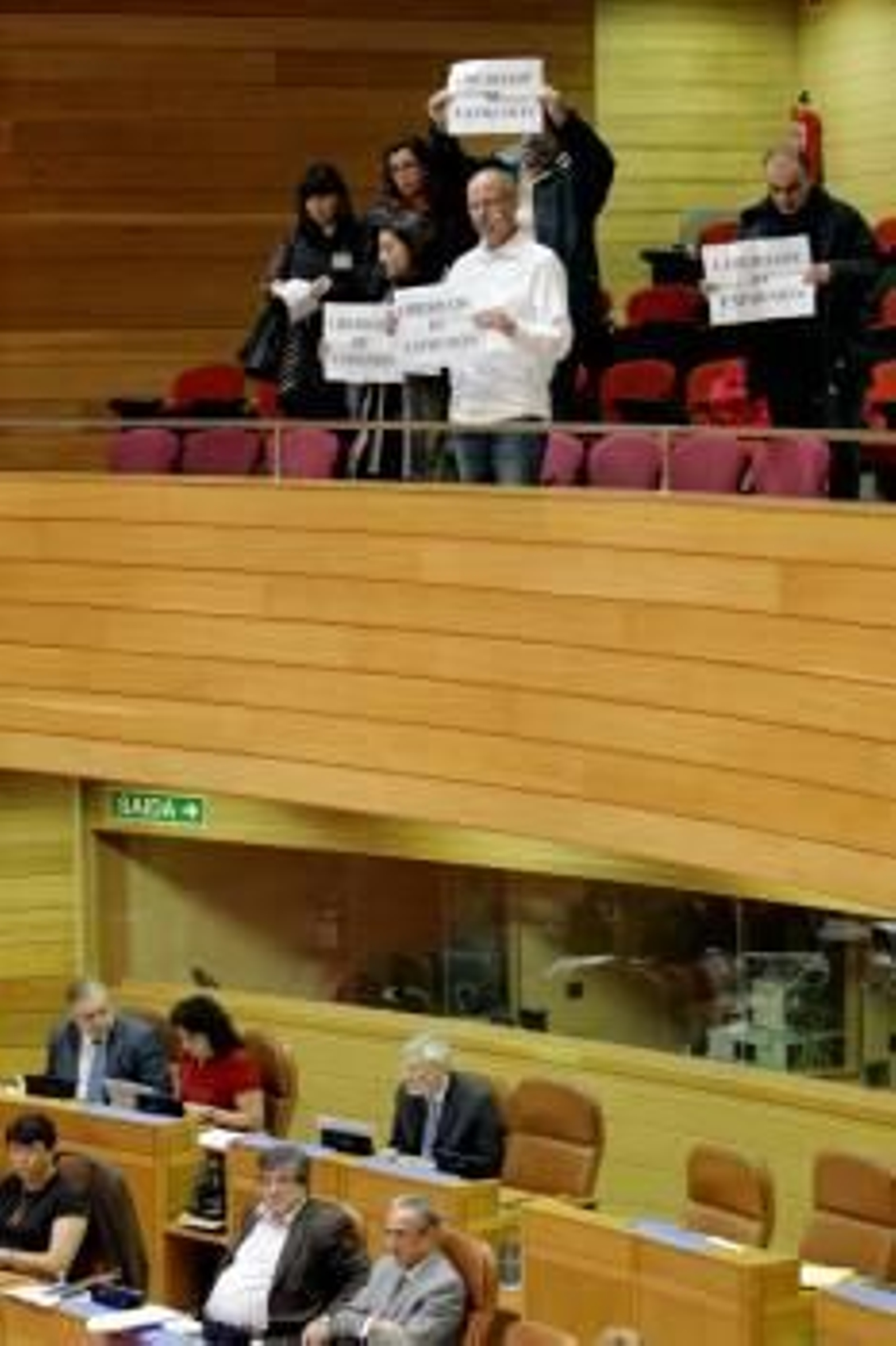 Protesta de trabajadores de CRTVG.  (Foto: LAVANDEIRA JR)