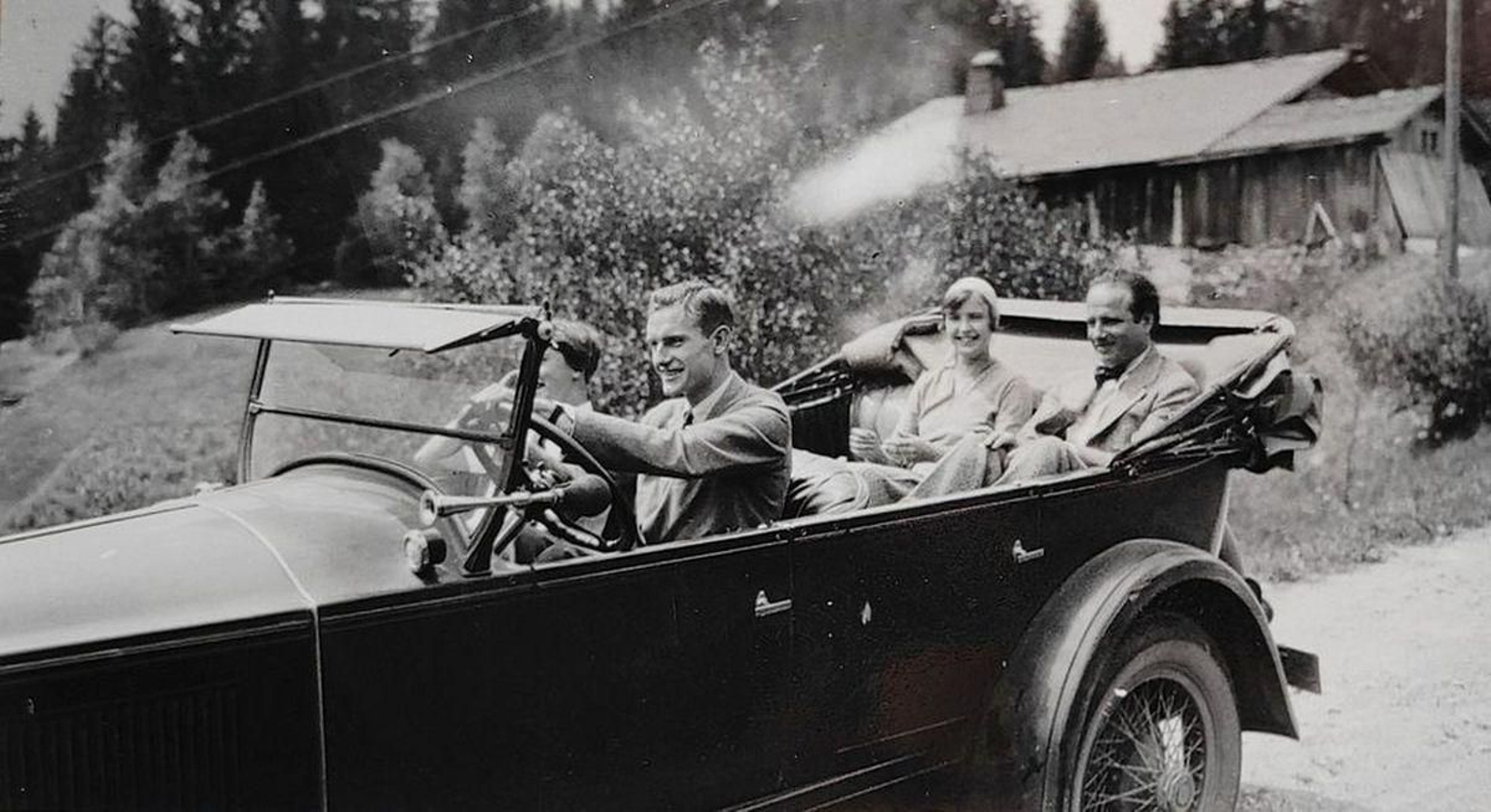 Imagen del joven John Rockefeller III conduciendo su coche por Galicia en el verano de 1929.