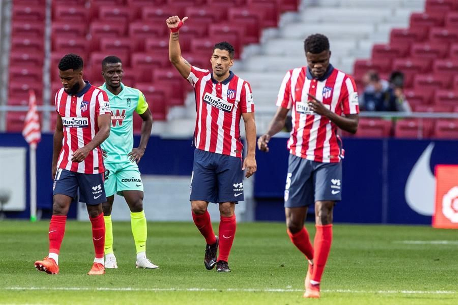 Luis Suárez (c) celebra con sus compañeros su segundo gol ante el Granada