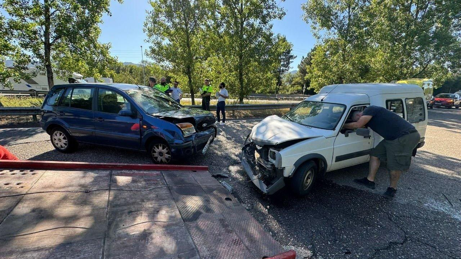 Estado en el que quedaron los vehículos implicados tras el choque frontal. // Alberte