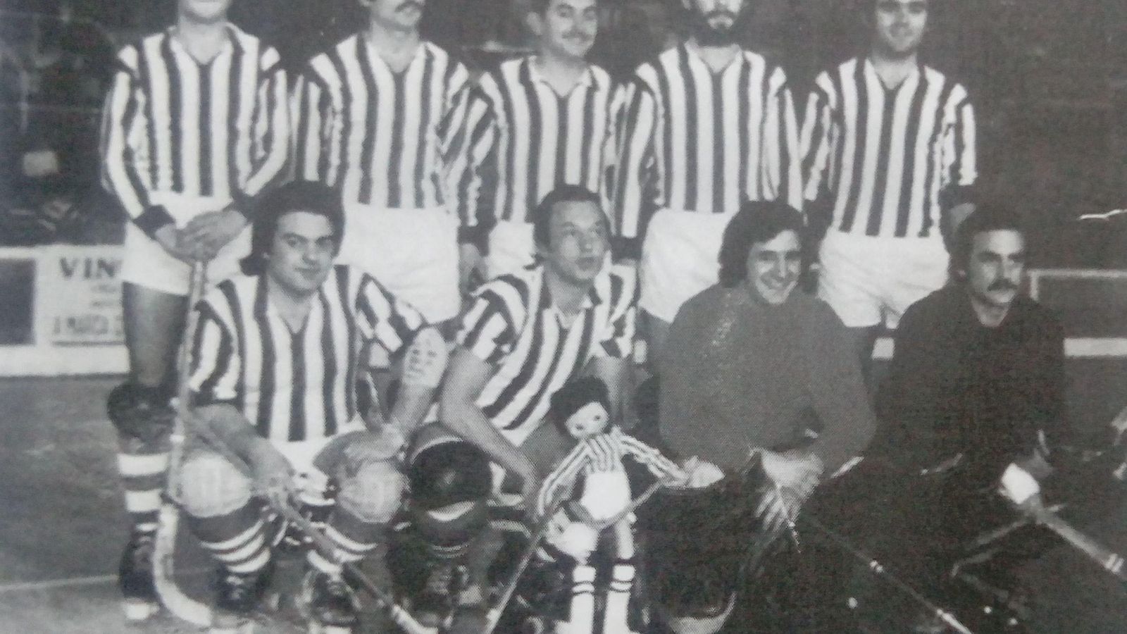 El ourensano Rodríguez Cebrián, sobrino político de Ortega, sujeta un muñeco en una formación del Liceo.