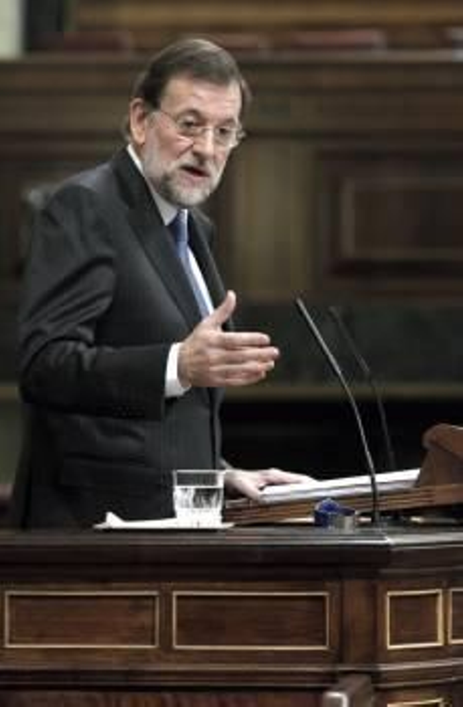 El líder del PP, Mariano Rajoy, durante una de sus intervenciones esta mañana en el pleno del Congreso de los Diputados que hoy aprobará su investidura como presidente del Gobierno. (Foto: EFE)