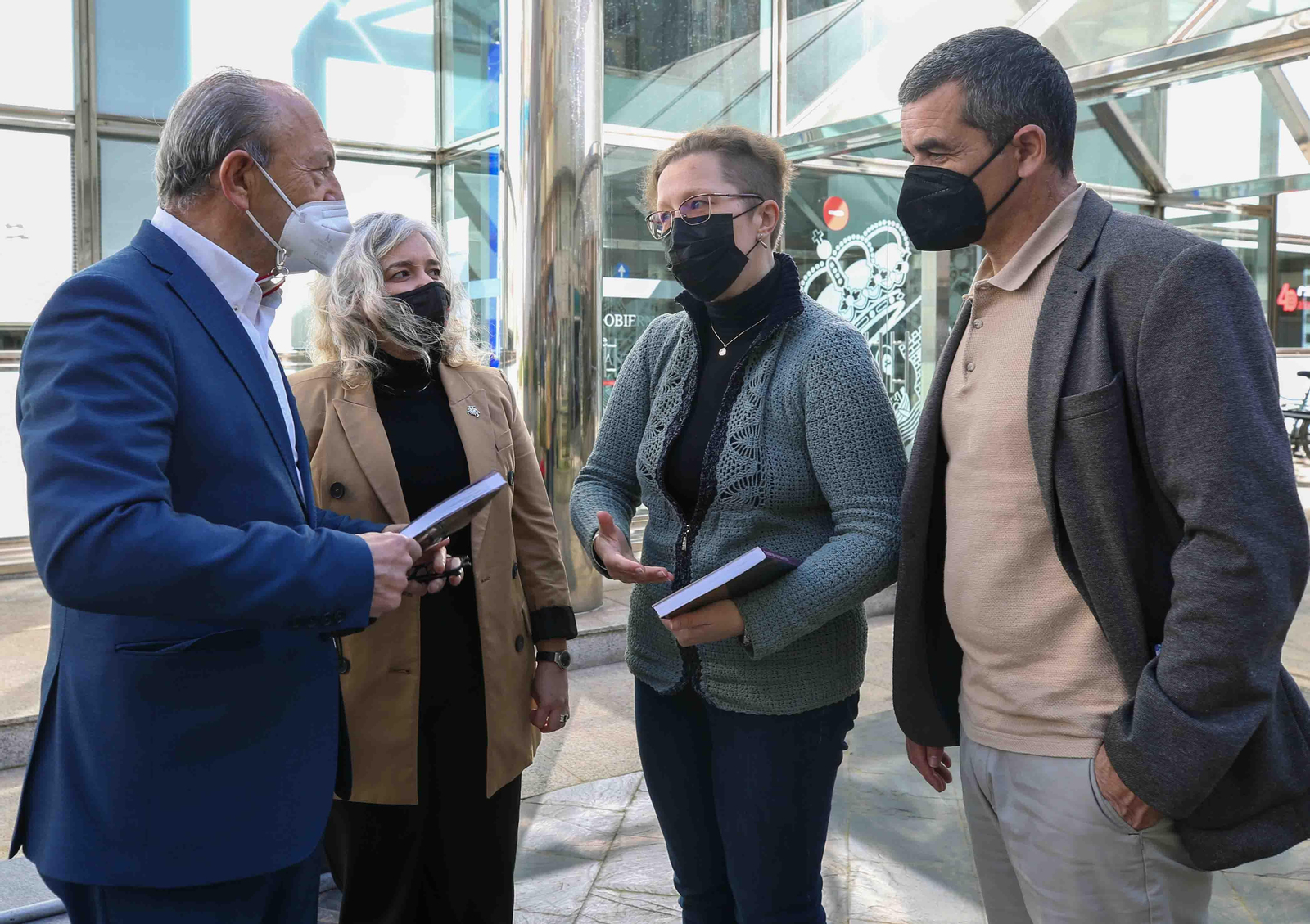 El consejero de Industria, Turismo, Innovación, Transporte y Comercio, Javier López Marcano, presentó la guía para Lituania ‘Los 4 caminos hacia el árbol de la vida. Caminos lebaniegos: el Apocalipsis, el románico y las preguntas esenciales del hombre’, acompañado de su autora, Jurate Miceviciute, y la cónsul de Lituania en Cantabria, Ana Belén Gutiérrez Lavín.