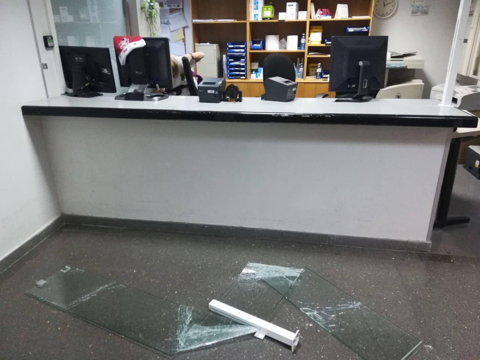 El PAC de Vigo donde se aprecian los cristales rotos