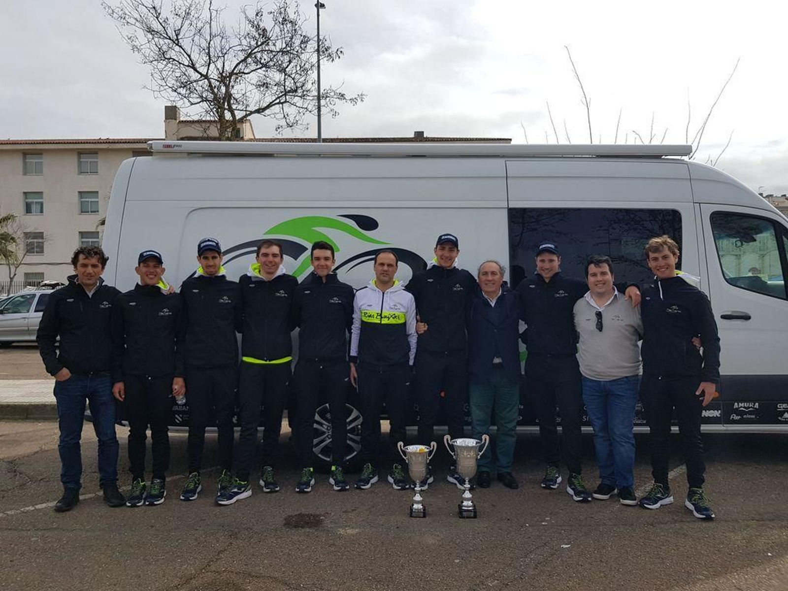 Marcos Serrano (i,) posa con el equipo tras la victoria de Mauricio Moreira (el más alto) en Don Benito.