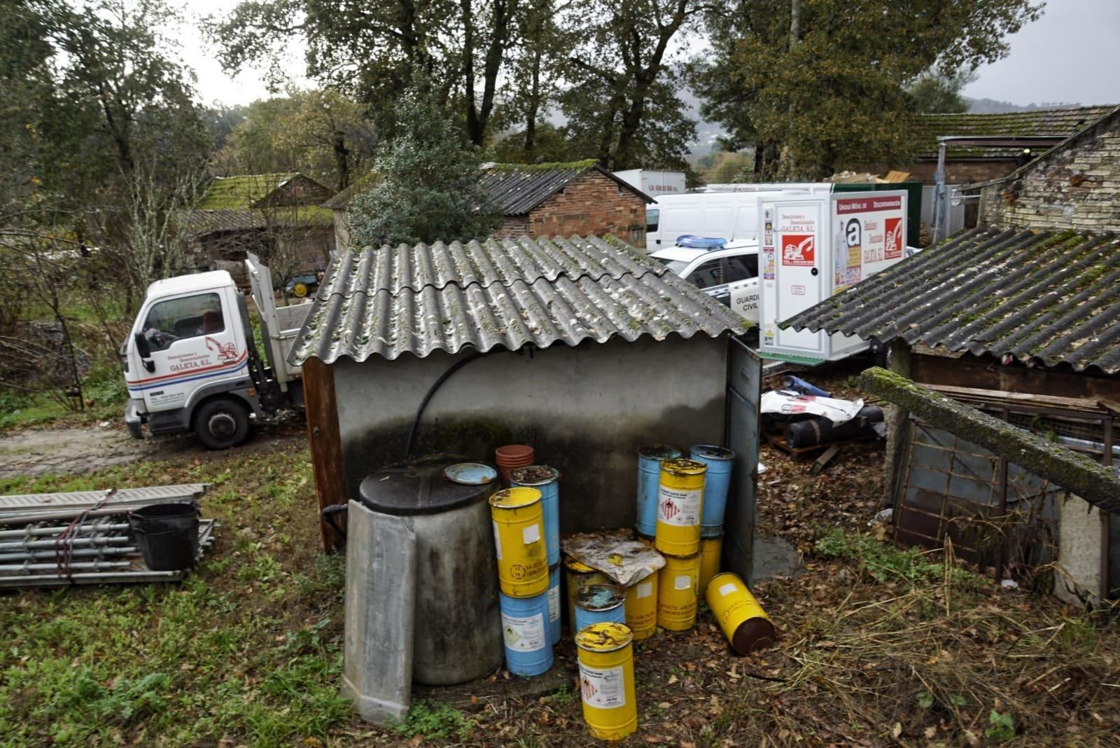Interior de La Gallega ayer poco después del hallazgo del material  pirotécnico en uno de los galpones.