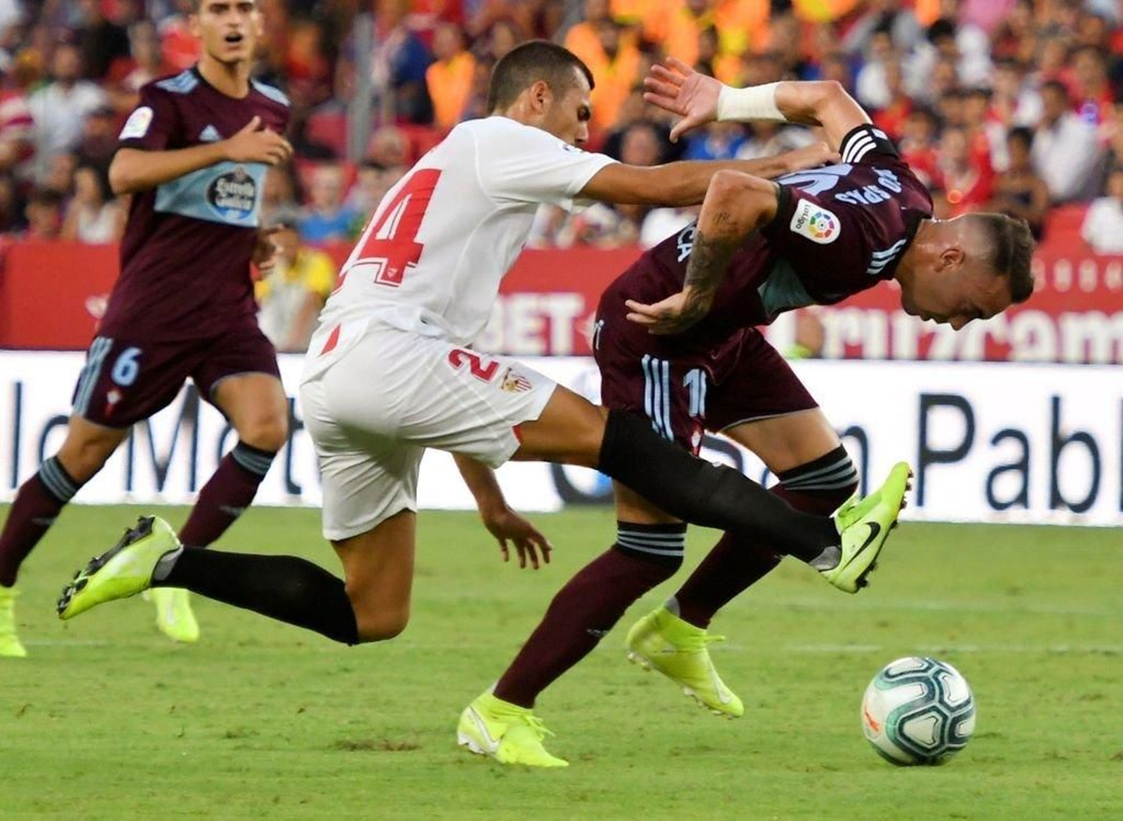 Aspas, que sobre estas líneas forcejea con Jordán, se quedó fuera de la lista de la selección española.