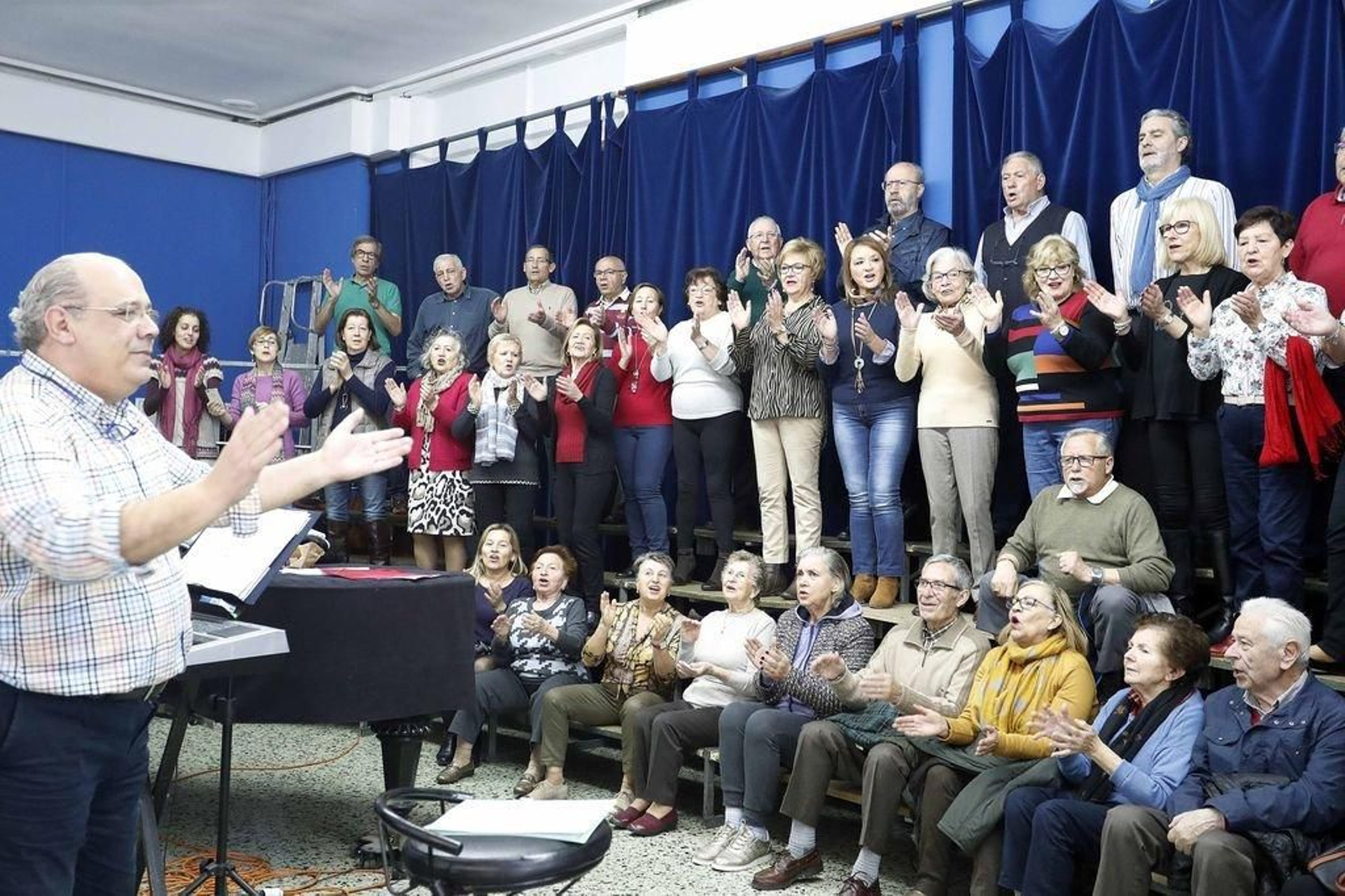 Óscar Villar dirigió ayer el primer ensayo del coro Sonidos de la Memoria, con enfermos de Alzheimer y sus familiares.