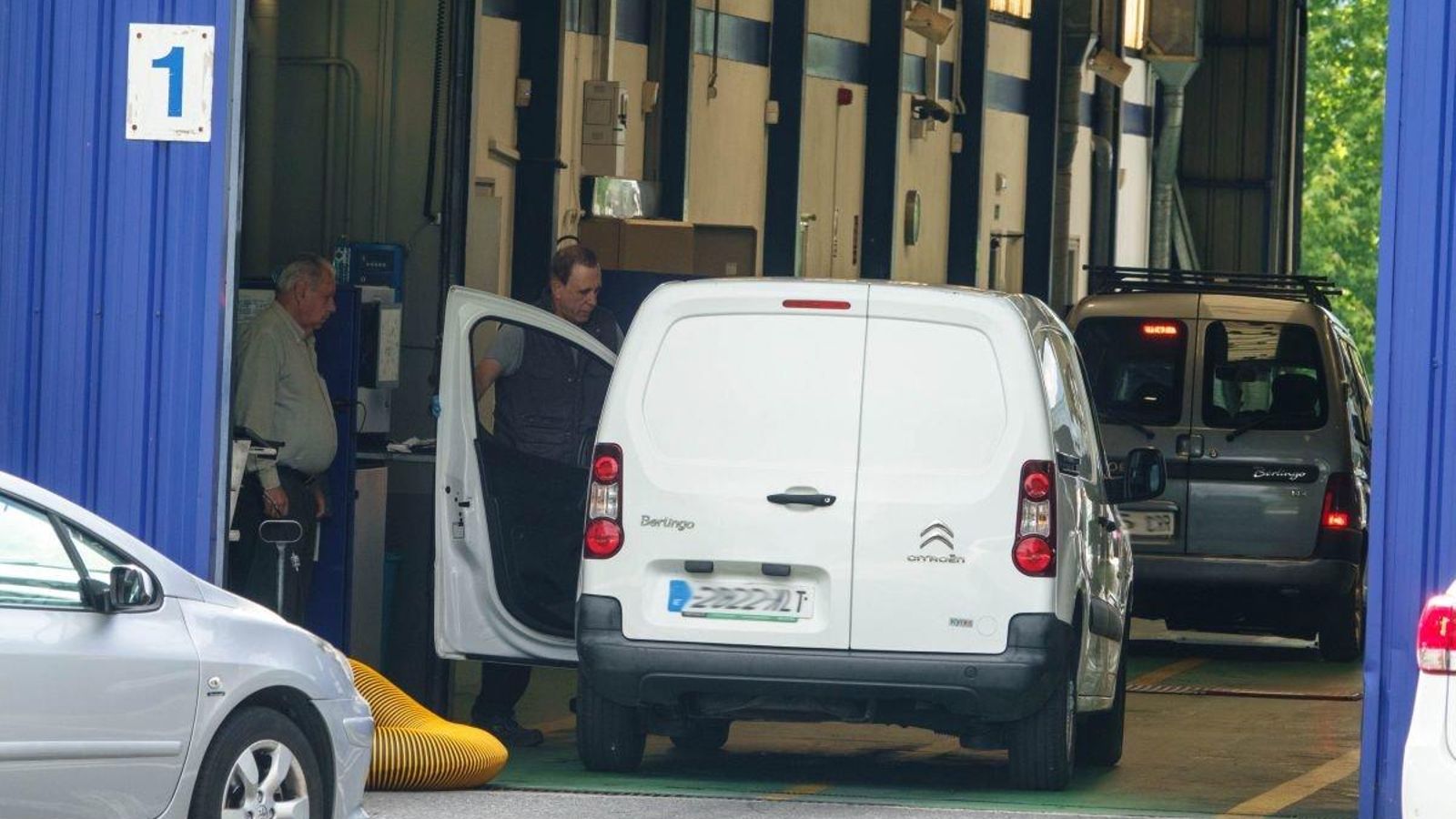 Varias furgonetas pasando revisión en Vigo.