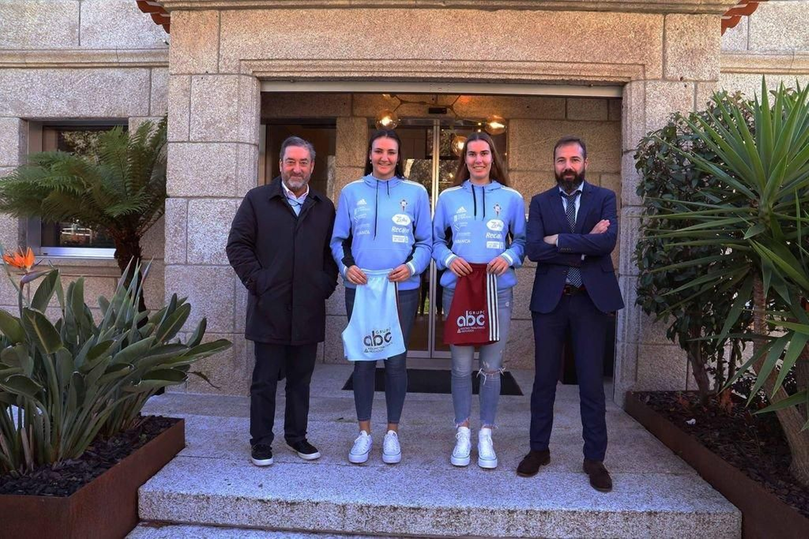 Carlos Álvarez y Fernando Illanes firmaron el acuerdo junto a las jugadoras Ainhoa Lacorzana y María Barneda.
