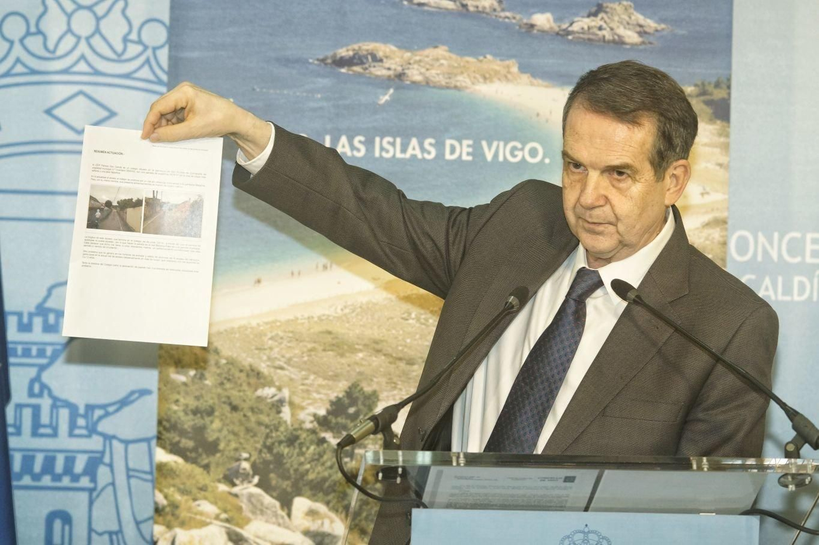 El alcalde muestra los accesos al colegio párroco Don Camilo que van a modificar //  Vicente Alonso