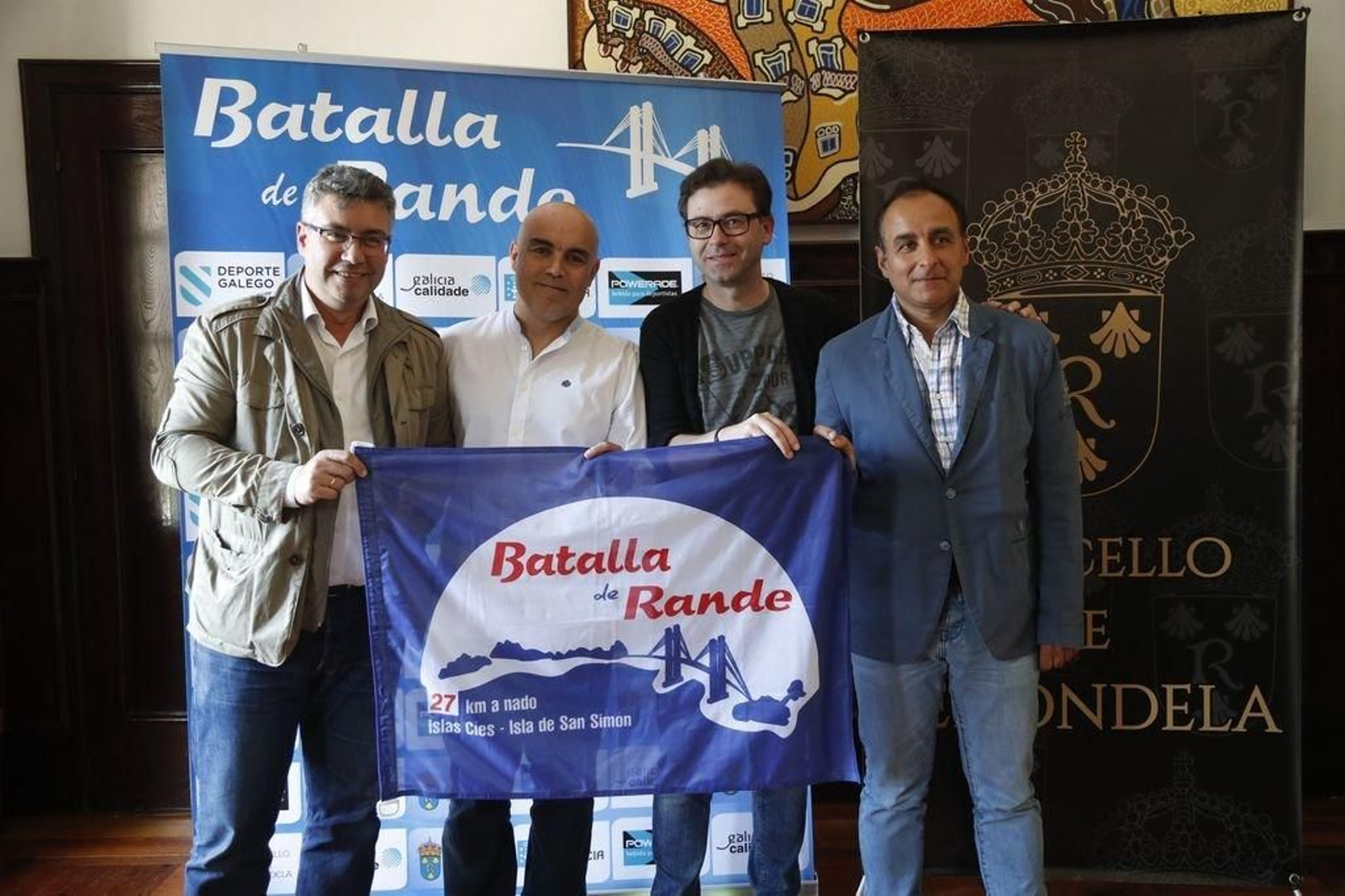 La travesía a nado supone un reto de 27 kilómetros desde las Islas Cíes hasta la de San Simón.