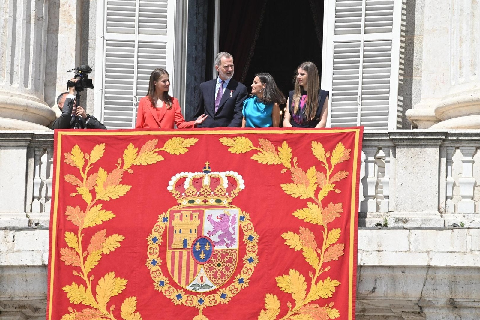 Los Reyes y sus hijas en el balcón del Palacio Real.