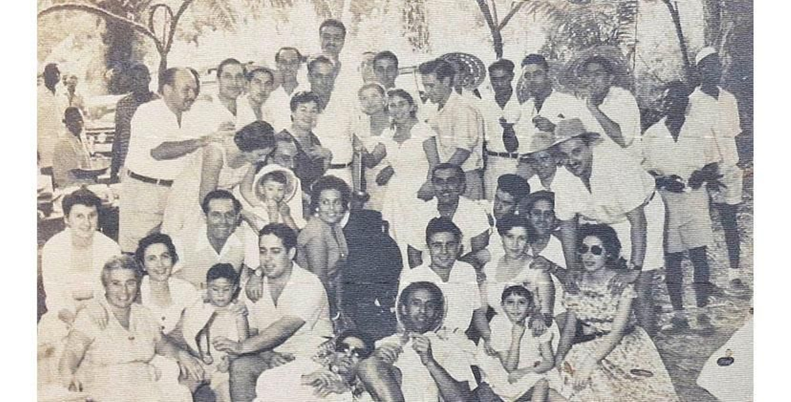 Veciños de Quintela de Leirado e doutros lugares de Galicia, celebrando o Día do Apóstolo en Bata.