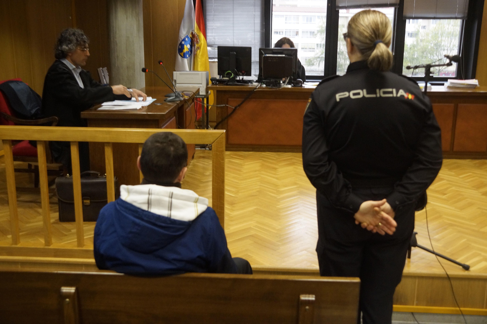 El acusado, ayer, durante la vista de conformidad en Penal 2 de Vigo.