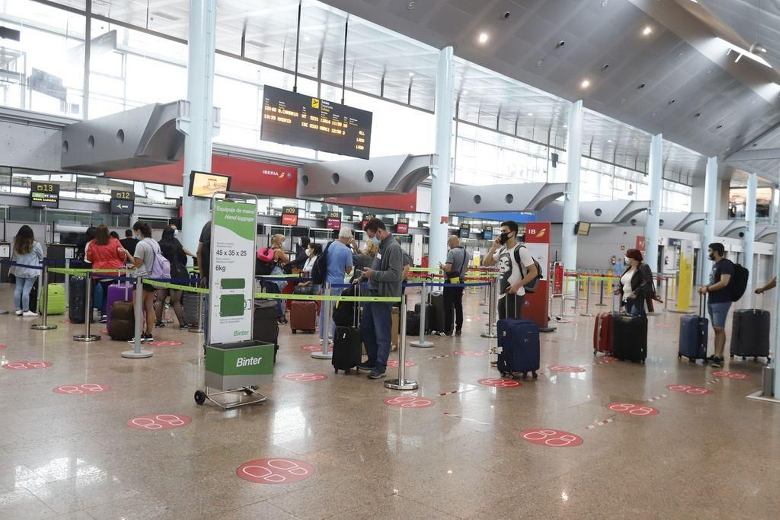 Pasajeros de Binter a Gran Canaria embarcando sus maletas.