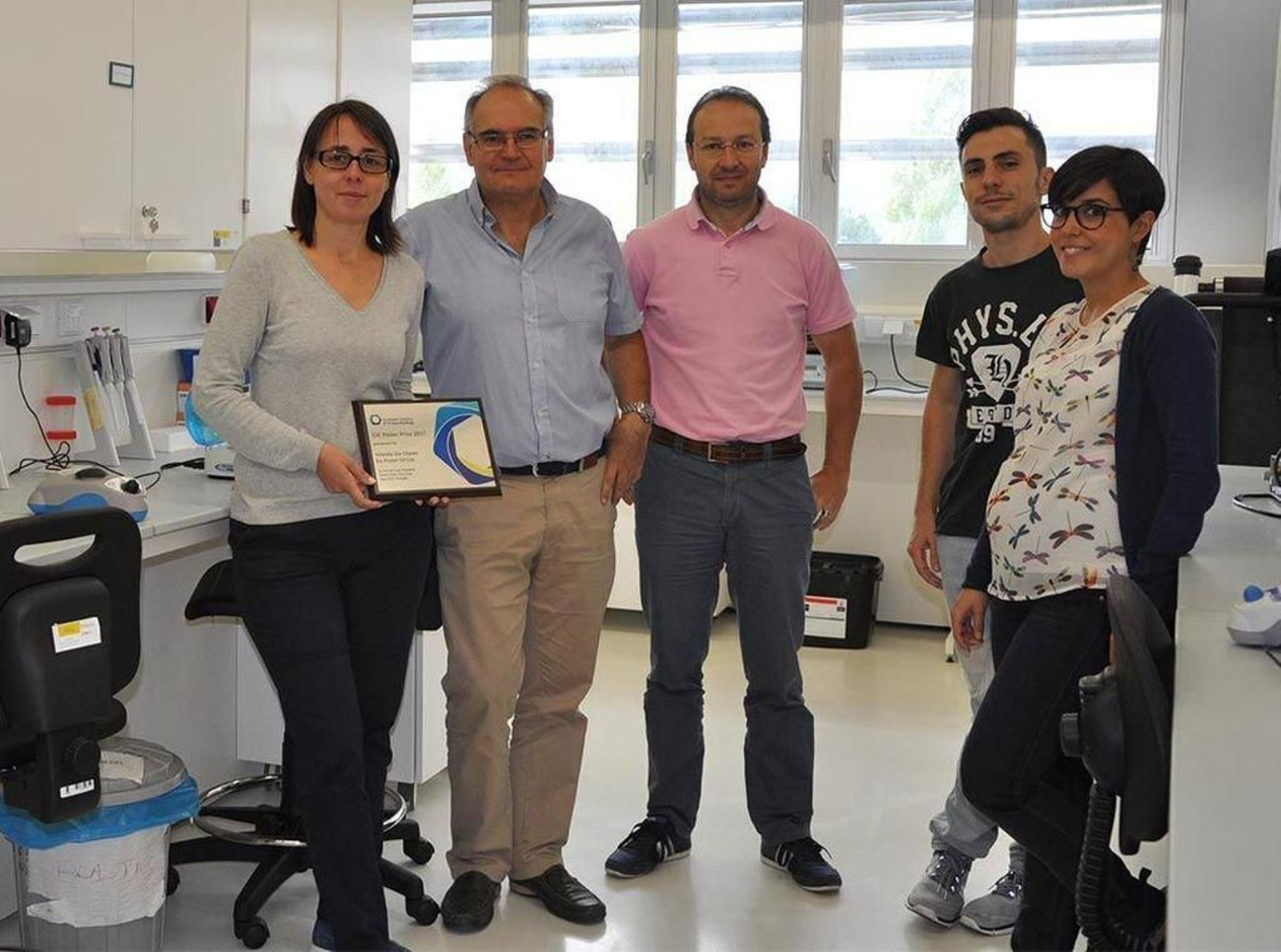 Yolanda Diz, con Federico Mallo y el resto del equipo de investigación.