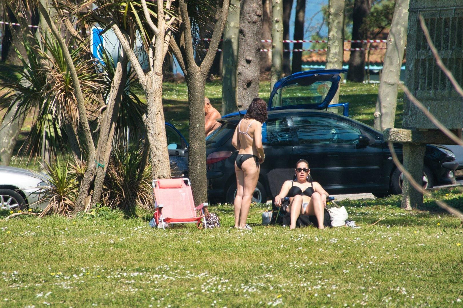 Mujeres tomando el sol en Samil.